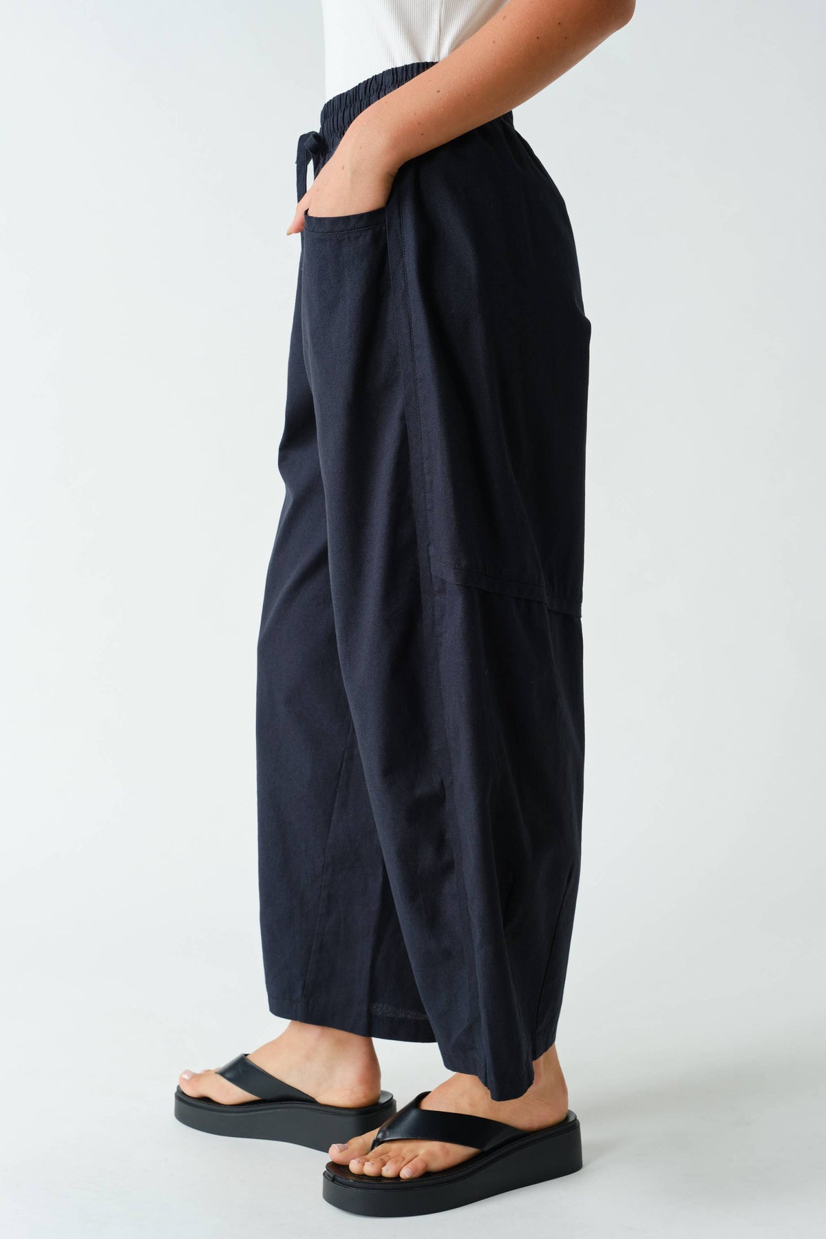 Cotton Barrel-Leg Utility Pants: Black