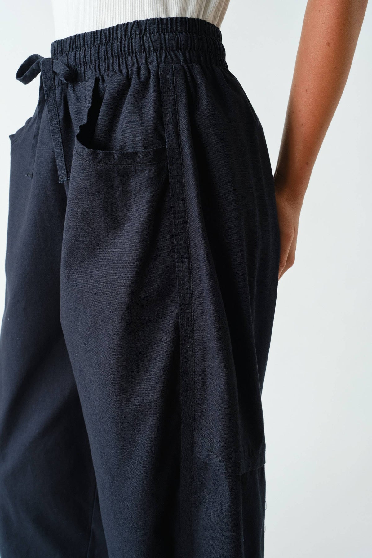 Cotton Barrel-Leg Utility Pants: Black